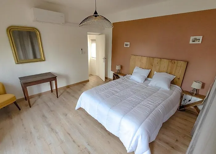 Hébergement de vacances L'oustalette In *